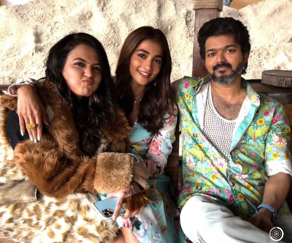 விஜய் மற்றும் பூஜா ஹெக்டேவுடன்