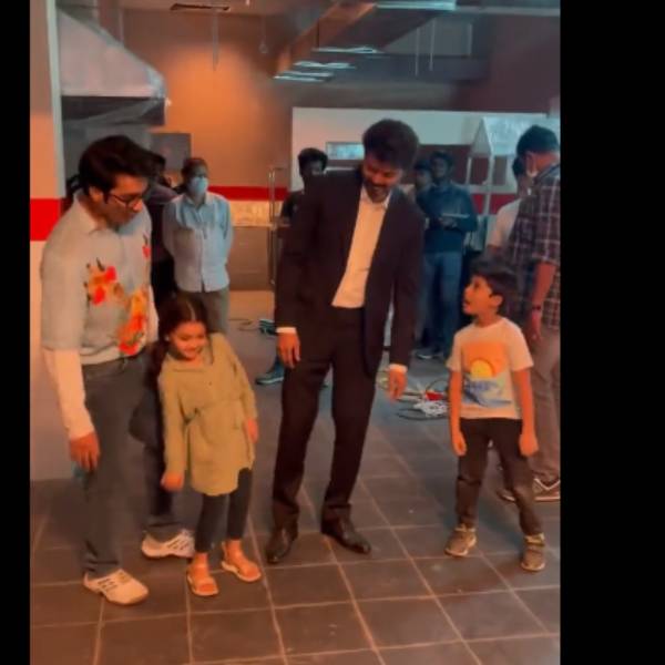 குழந்தைகளுடன் விஜய் நடனம்