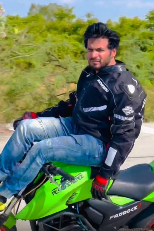 இப்படியும் பைக் ஓட்டலாமா