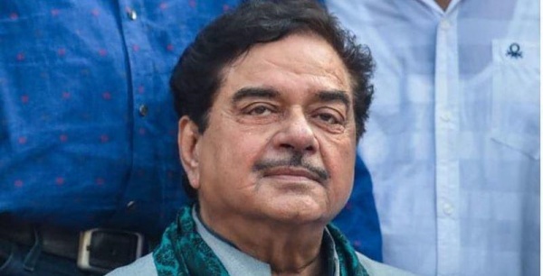 சின்ஹா மீது திருட்டு புகார் சின்ஹா மீது திருட்டு புகார்