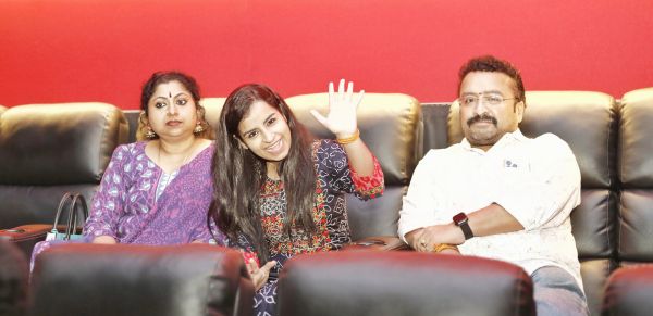 பெற்றோர்களுடன் சிவாங்கி பெற்றோர்களுடன் சிவாங்கி