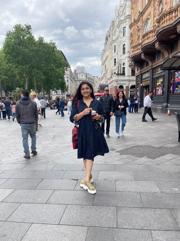 குட்டி கவுனில் குஷ்பூ