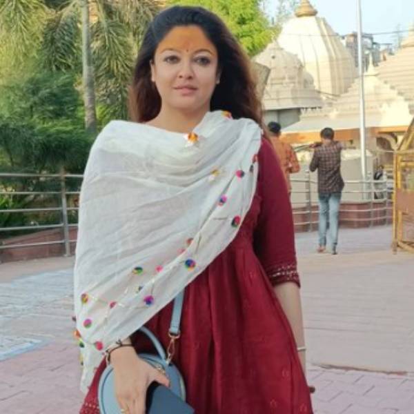 Actress Tanushree dutta gets injured in road accident