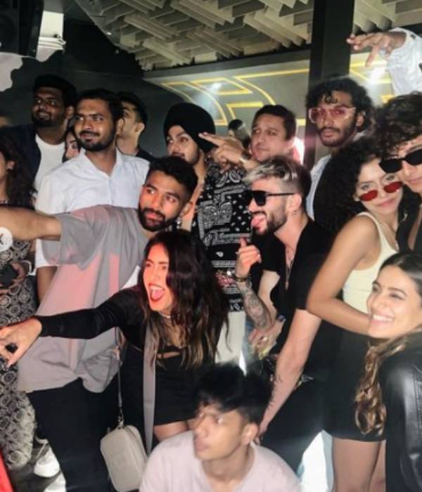 ஆண் நண்பர்களுடன் ஆட்டம்