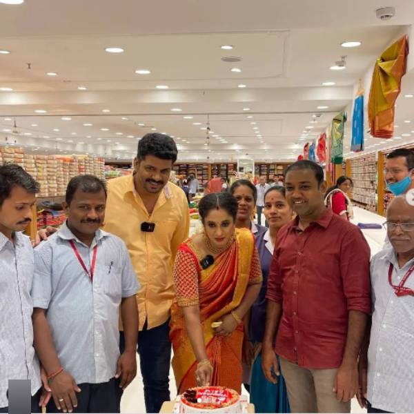 ஜவுளிக்கடைக்கு கணவரோடு