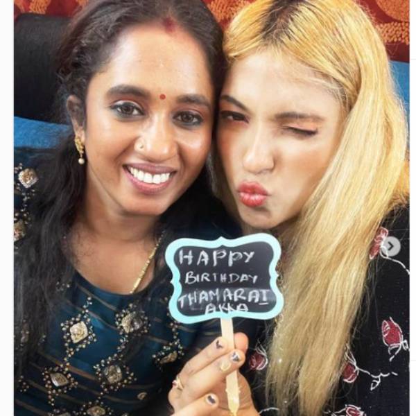 ஐக்கி பெர்ரியுடன் கேக் கட்டிங்