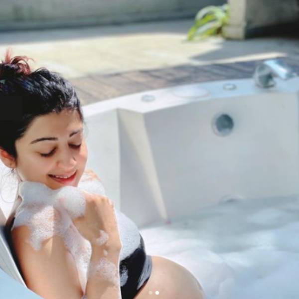 கர்ப்ப வயிற்றை காட்டி