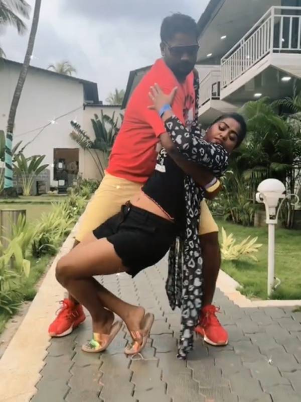 அரை டவுசருடன் அரை டவுசருடன்