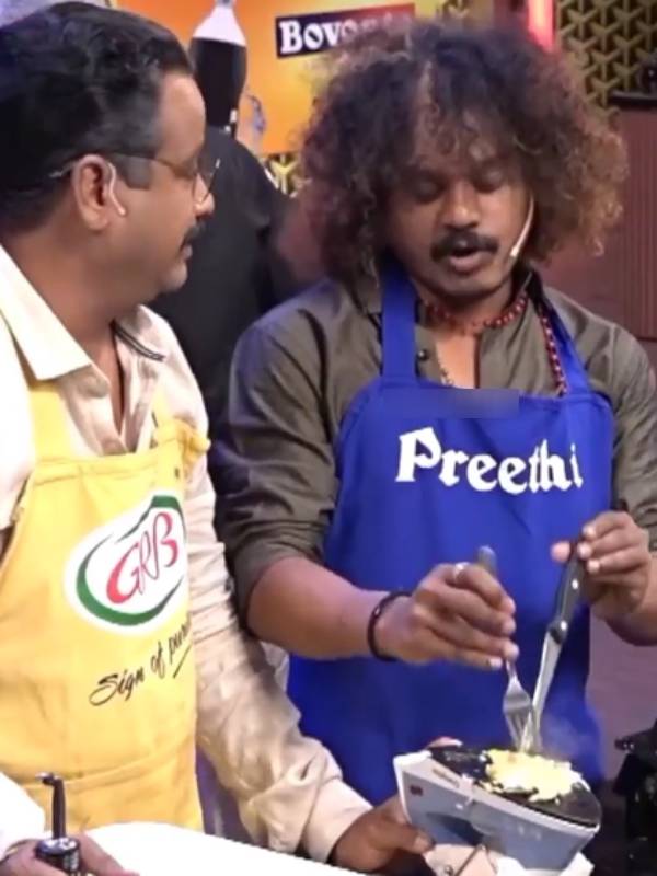 அயர்ன் பாக்சில் முட்டை ஆம்லேட் அயர்ன் பாக்சில் முட்டை ஆம்லேட்