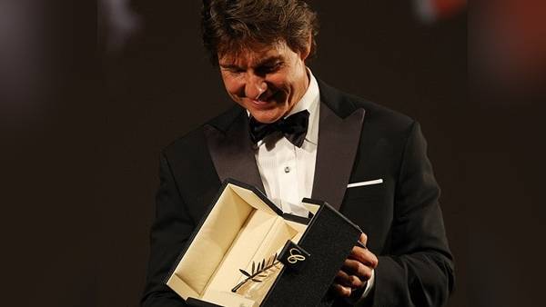  விமானங்கள் வானில் பறந்து மரியாதை: