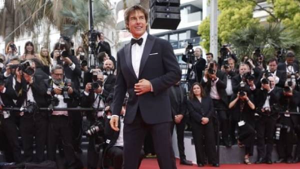  எழுந்து நின்று கைதட்டினர்