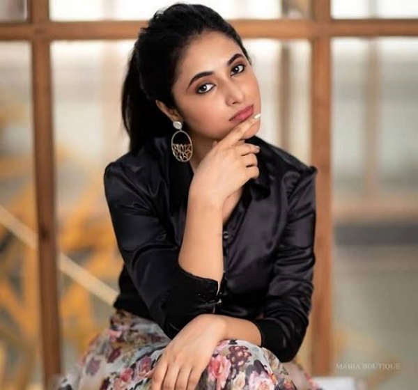 கிளாமரா டிரஸ் போட்டா என்ன தப்பு...?