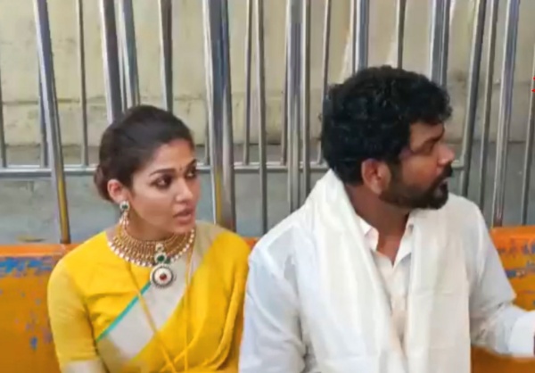 மஞ்சள் நிற சேலையில் மங்களகரமாக