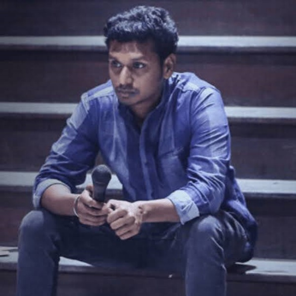 திரும்பிப் பார்க்க வைத்தார்