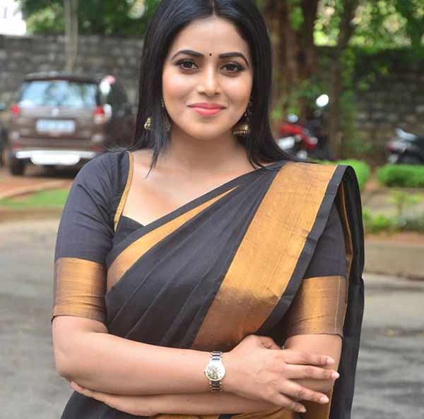 குணசித்திர கதாபாத்திரத்தில்