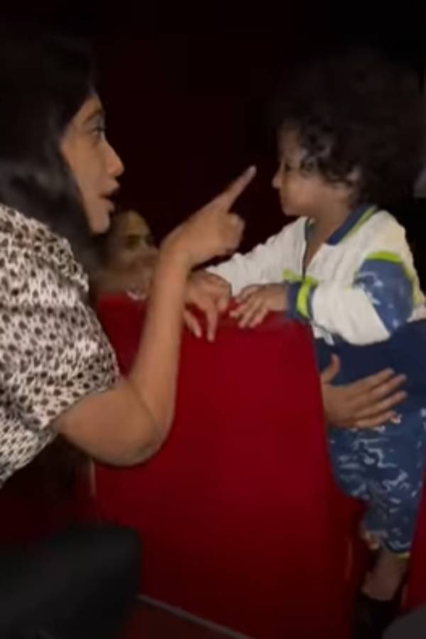 விக்ரம் குழந்தையுடன் ஜூலி