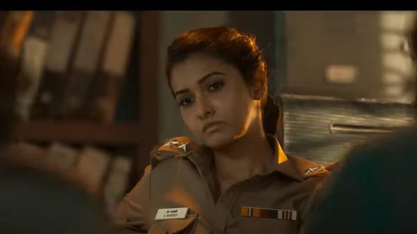 போலீஸ் லுக் செட்டே ஆகல