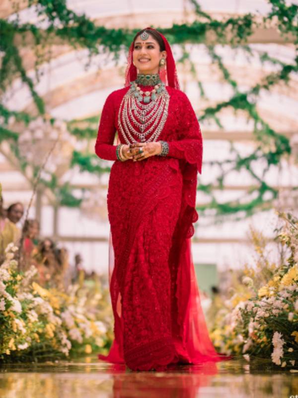 இவ்வளவு காஸ்ட்லி நகைகளா 