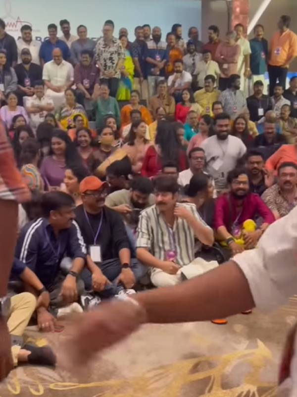 தரையில் அமர்ந்து தரையில் அமர்ந்து