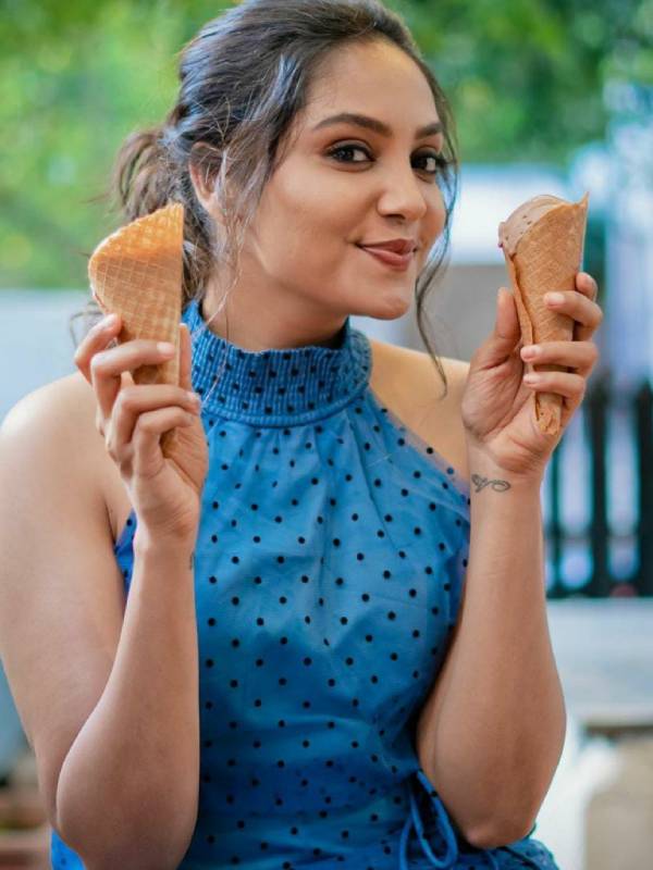 ஐஸ்கிரீம் சாப்பிடும் க்யூட் ஐஸ்கிரீம் சாப்பிடும் க்யூட்