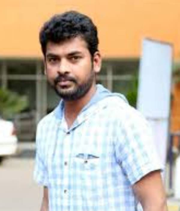 ஹீரோவாக அறிமுகமானார்