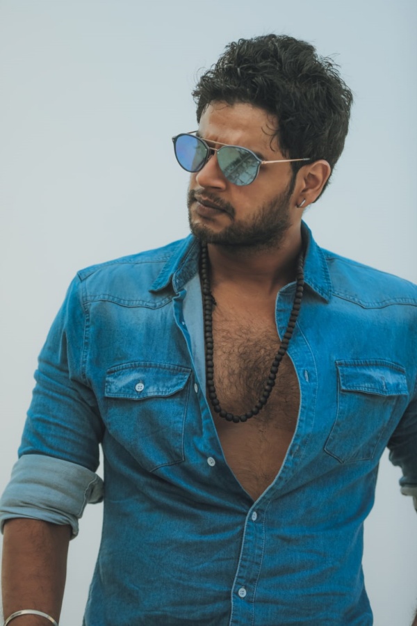 எங்கேயும் எப்போதும்.