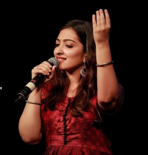 பல நடிகர்களுக்கு பின்னணி குரல்