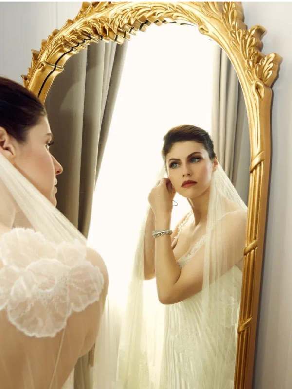 நீலக் கண்களுக்கு சொந்தக்காரி 