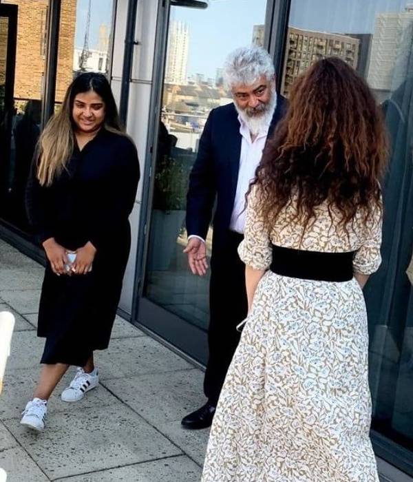 அஜித் ஏன் இப்படி நிற்கிறார் 