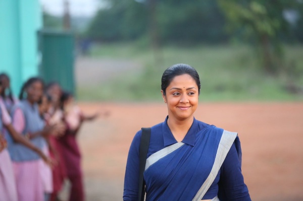 ஆட்சியர் ஆய்வுக்கு வரும் சுவாரஸ்யமான காட்சி