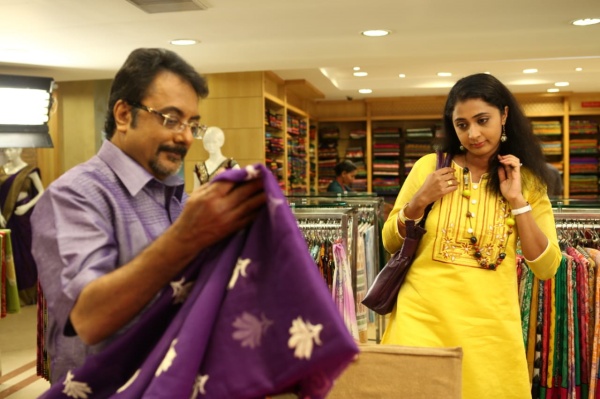 மனைவியாக நடித்துள்ளார்