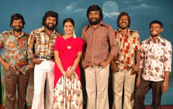 துரோகத்தால் வீழும் நண்பர் கூட்டம் துரோகத்தால் வீழும் நண்பர் கூட்டம்