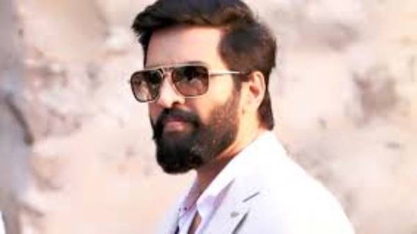 சந்தானம் ஆஜர்