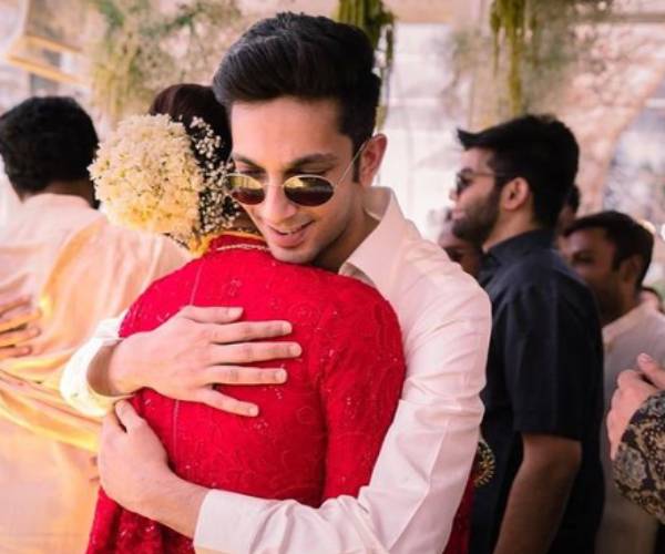 நயனுக்கு ஹக் கொடுத்த அனிருத்