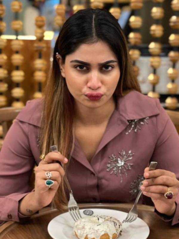 டோனட்ஸ் சாப்பிடும் ஷிவானி