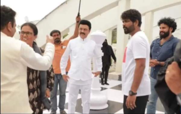 முதலமைச்சர் நடித்த செஸ் பாடல்