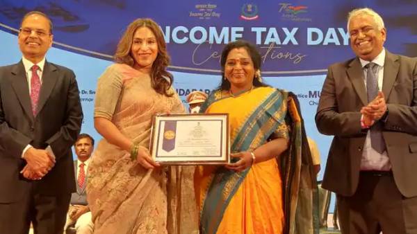  ரஜினி சார்பில் பெற்றுக் கொண்ட ஐஸ்வர்யா 