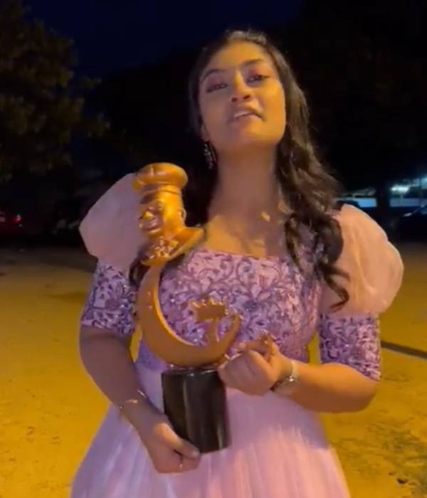 கண்கலங்கிய அம்மு அபிராமி கண்கலங்கிய அம்மு அபிராமி