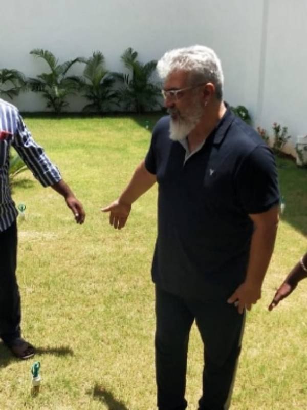 ரசிகர்களை சந்தித்த அஜித்