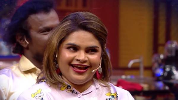  குக் வித் கோமாளி நிகழ்ச்சியில் வித்யூலேகா 