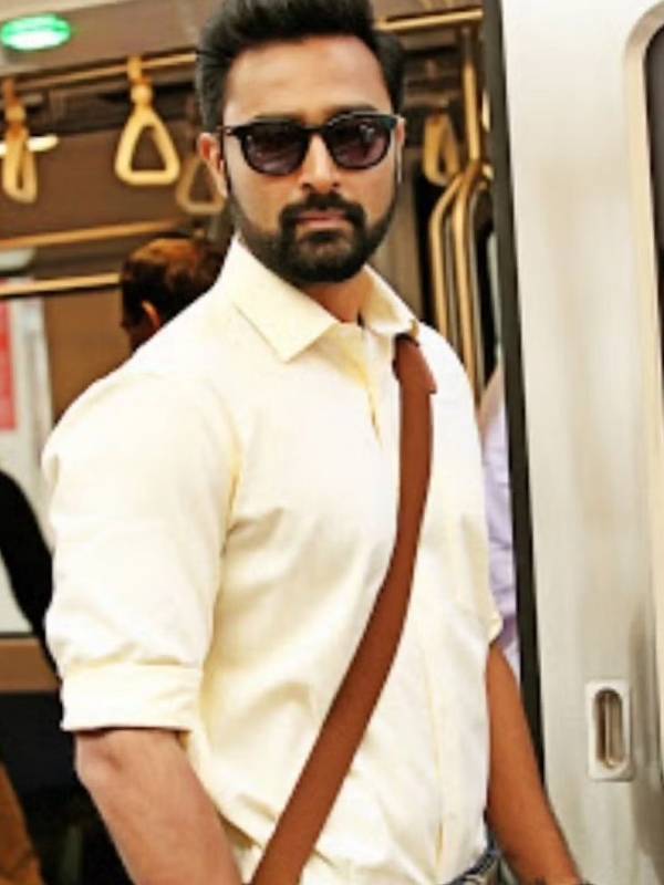  அறிமுக நாயகன் 