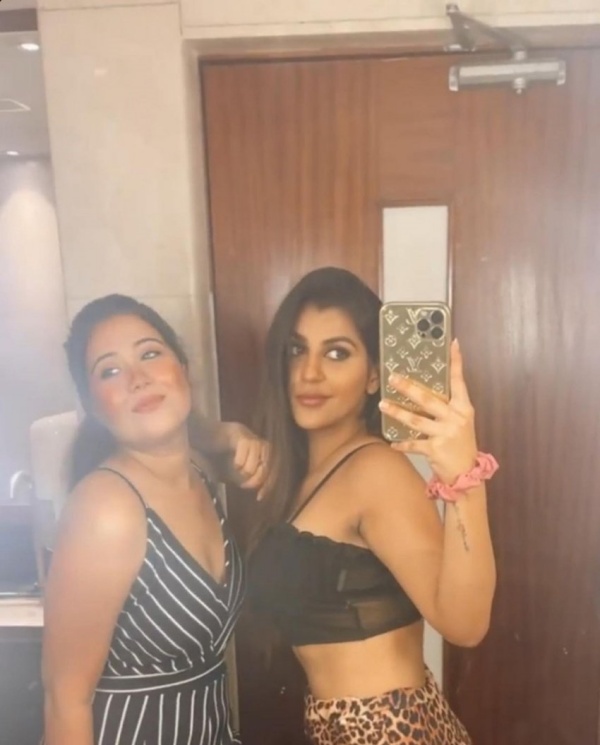 தோழியுடன் மன்மதலீலை தோழியுடன் மன்மதலீலை