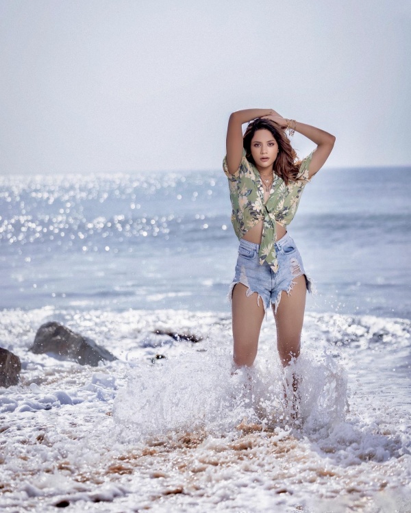 கிழிந்த குட்டி டவுசரில் கிழிந்த குட்டி டவுசரில்