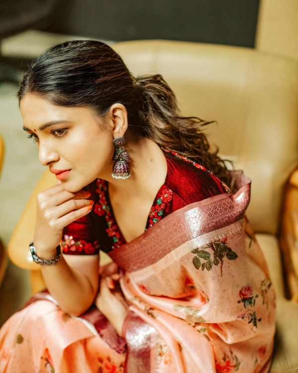 புடவையில் செம க்யூட்