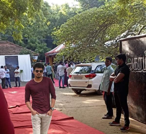 விஜய் வந்துருக்காரா 