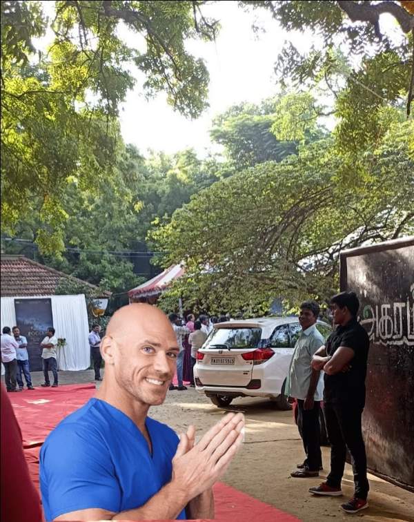 ஜானி சின்ஸும் 