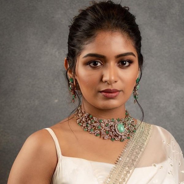 பாடகியாகவும் மாறிய அதீதி பாடகியாகவும் மாறிய அதீதி