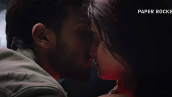 லிப் லாக் சீன் 