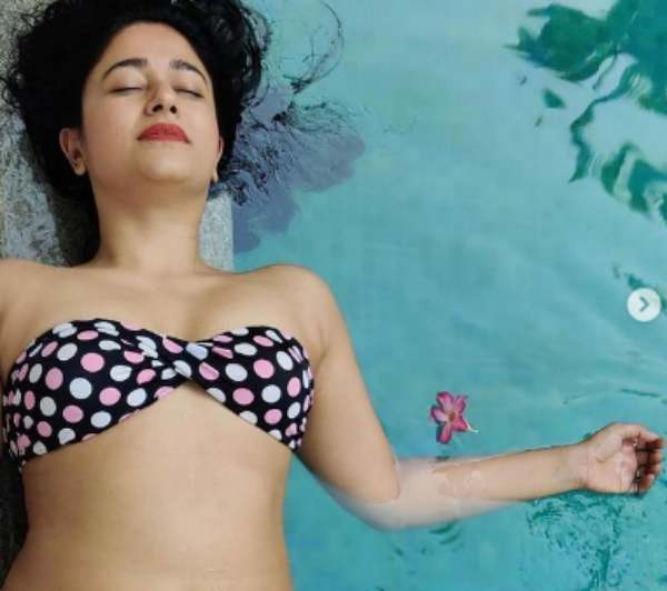 நீச்சல் குளத்தில்