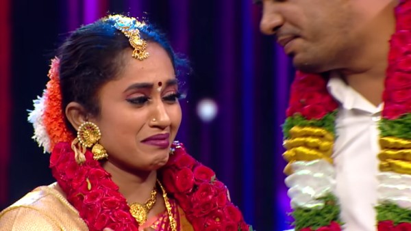 ரம்யா கிருஷ்ணனிடம் ஆசிர்வாதம் 